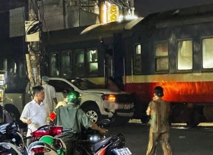 Nguyên nhân xe bán tải đâm tàu hỏa khiến 5 người thương vong ở Đồng Nai