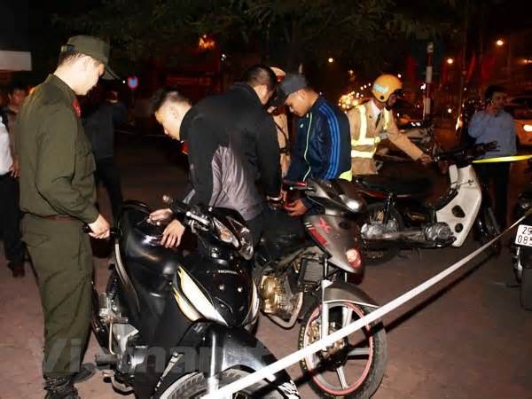 Hà Nội: Tổ công tác 141 hóa trang, bắt giữ 16 'quái xế' gây rối