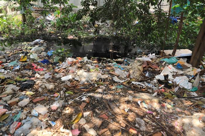 Cận cảnh dòng sông rác nhăm nhe “nuốt chửng” nhà dân