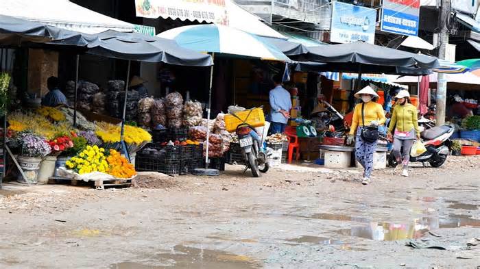 Đường lầy lội, tiểu thương chợ đầu mối mòn mỏi chờ khách