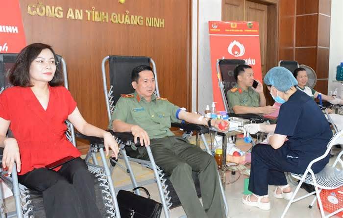 Thiếu tướng Đinh Văn Nơi tham gia chương trình hiến máu tại Quảng Ninh