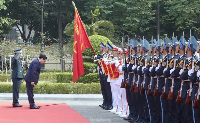 Chủ tịch Quốc hội Vương Đình Huệ dự lễ kỷ niệm ngày truyền thống Quân chủng Phòng không - Không quân
