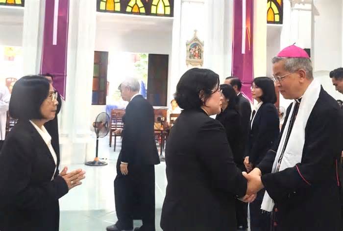 Lãnh đạo TP.HCM viếng Đức Hồng y Gioan Baotixita Phạm Minh Mẫn