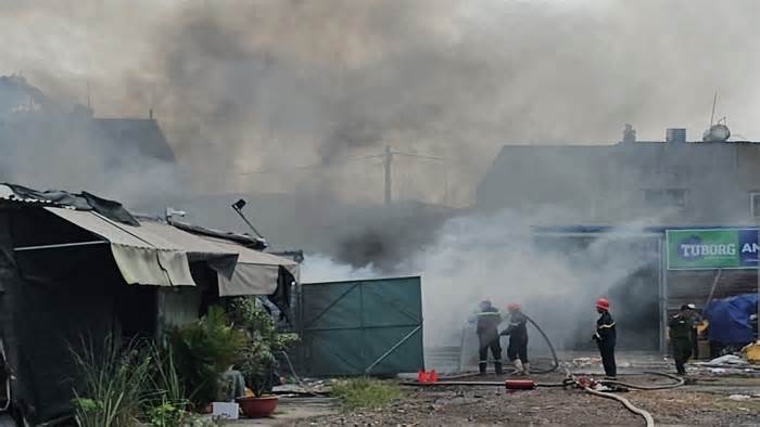 Cháy lớn tại khu đất rộng hơn 1000 m2 tại TPHCM, thiêu rụi nhiều tài sản
