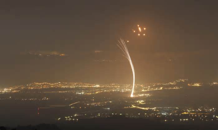 Hezbollah phóng hơn 320 rocket vào Israel