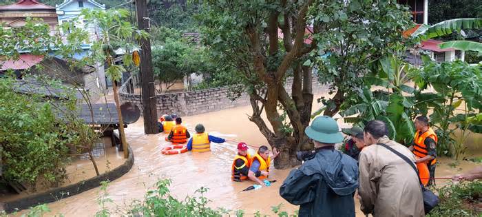 Giải cứu hàng chục người bị nước lũ bao vây tại 'ốc đảo' sông Thương