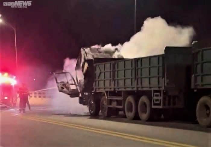 Hà Tĩnh: Xe đầu kéo bốc cháy trên cầu Cửa Hội