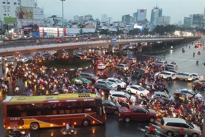 TP Hồ Chí Minh lắp dải phân cách di động ở ngã tư Hàng Xanh để giảm ùn tắc