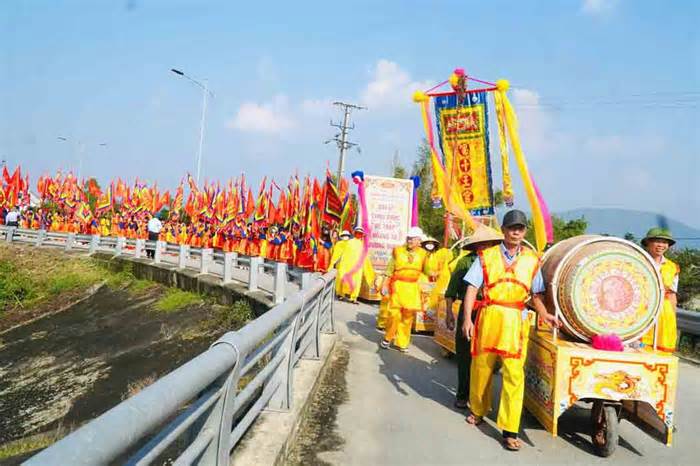 Đặc sắc lễ hội Đền Cả - Dinh đô Quan Hoàng Mười