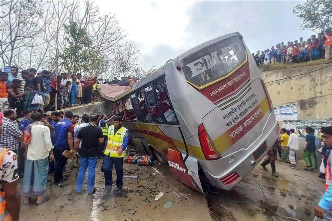 Tai nạn xe buýt ở Bangladesh, ít nhất 17 người thiệt mạng