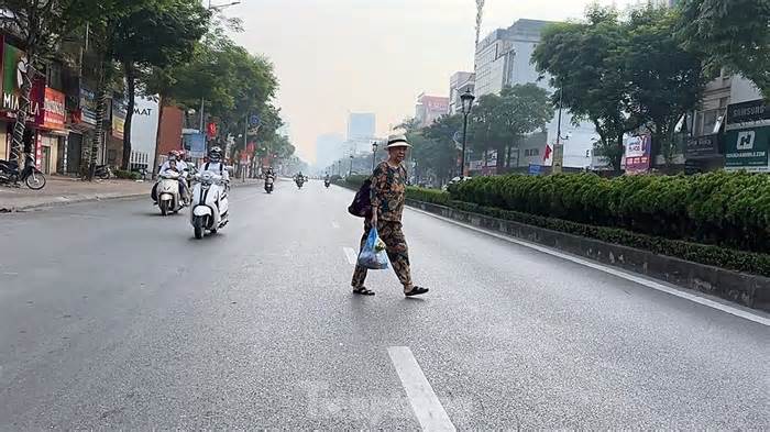 Hà Nội: Người dân 'ngơ ngác' khi bị phạt vì đi bộ sang đường không đúng quy định