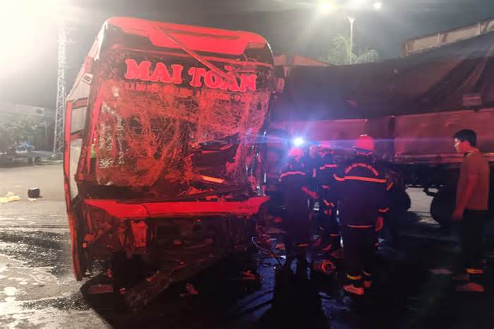 Vụ xe tải đối đầu xe khách chở 43 người ở Bình Định, 1 tài xế đã tử vong