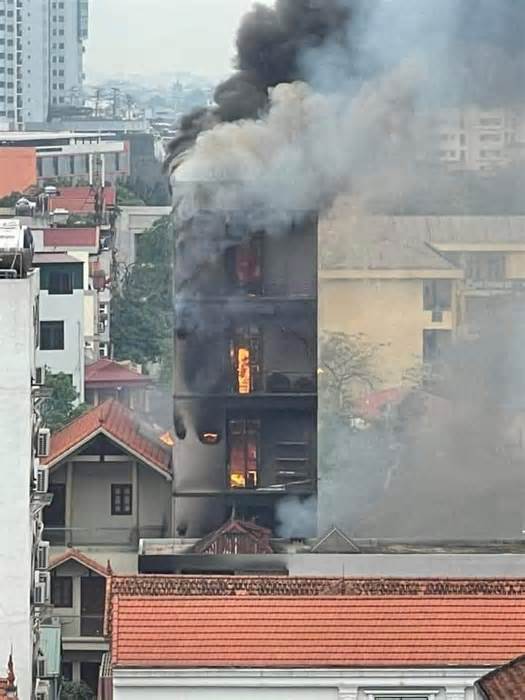 Cháy lớn ở Hà Nội, 2 nhà cháy rụi, 3 nhà bị cháy lan