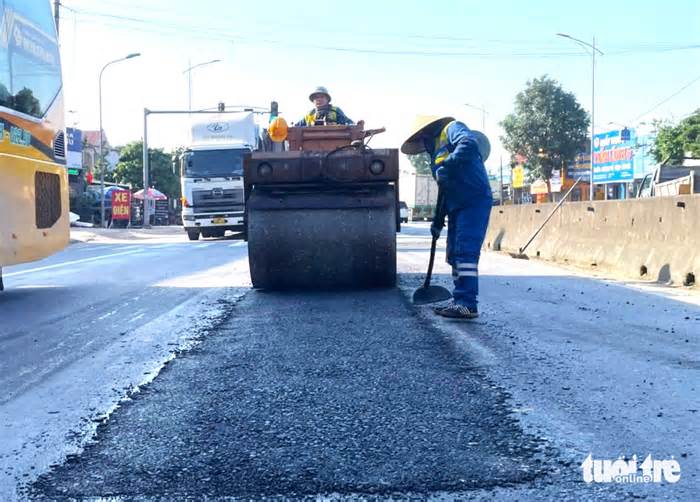 Sửa chữa mặt đường hư hỏng, bong tróc trên quốc lộ 1 sau phản ánh của báo Tuổi Trẻ