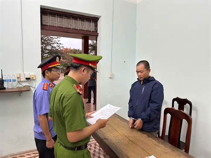 Vợ đòi ly hôn, chồng cầm dao chém rồi uống thuốc trừ sâu tự tử