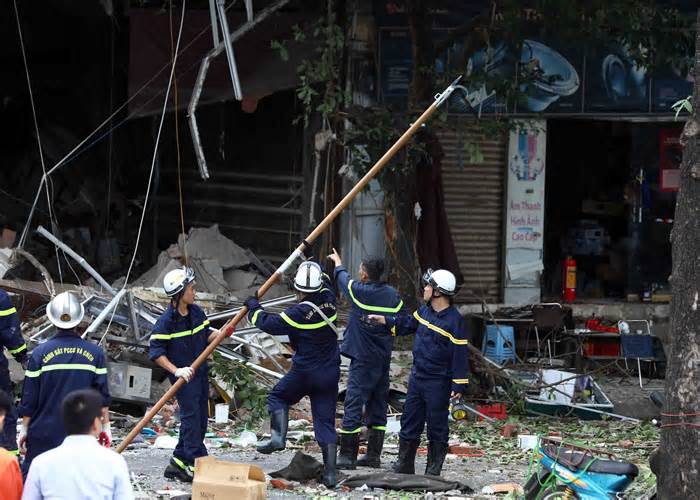 Người dân kể cảnh tượng sau tiếng nổ như bom bên trong quán ăn ở Hà Nội