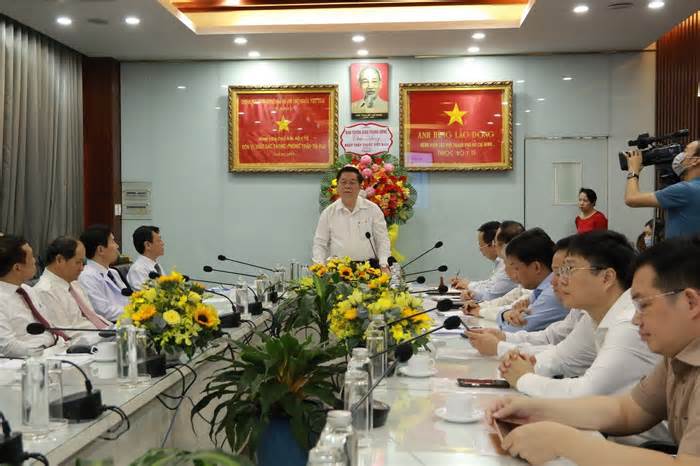 Trưởng Ban Tuyên giáo TW thăm các đơn vị y tế ở Thành phố Hồ Chí Minh