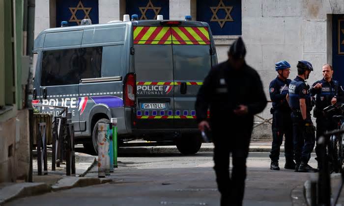 Cảnh sát Pháp bắn chết kẻ định phóng hỏa giáo đường Do Thái