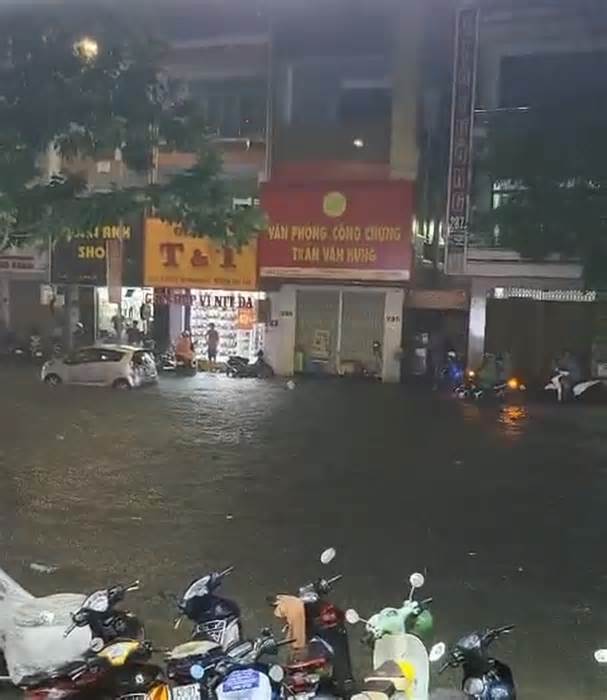 Đà Nẵng: Mưa to đầu mùa, phố biến thành sông