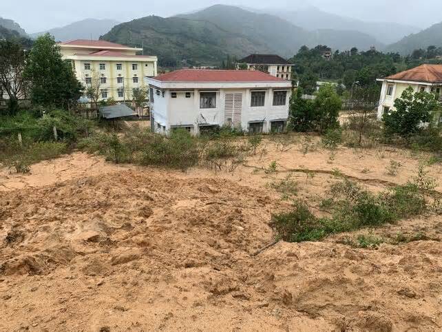 Cận cảnh loạt trụ sở có nguy cơ phải bỏ vì sạt lở núi ở Quảng Ngãi