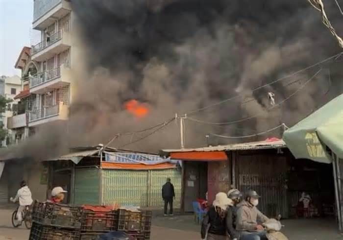 6 ki ốt gần chợ nông sản ở Hà Nội bốc cháy ngùn ngụt