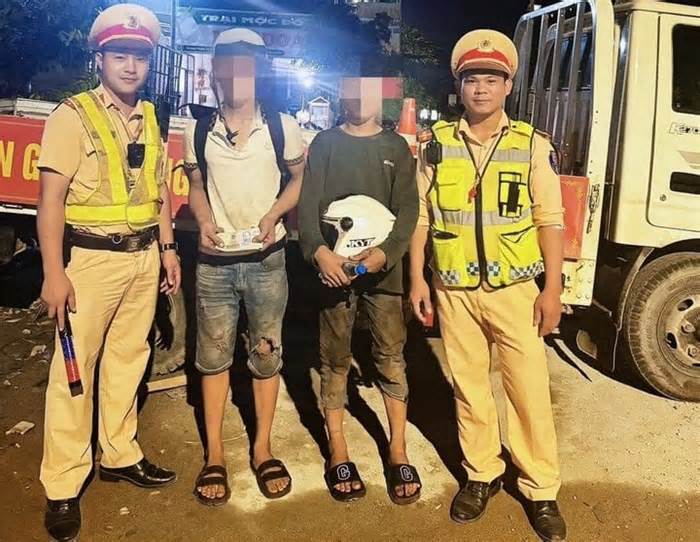 Hai anh em nghèo vi phạm giao thông được CSGT Quảng Ngãi hỗ trợ đón xe về quê