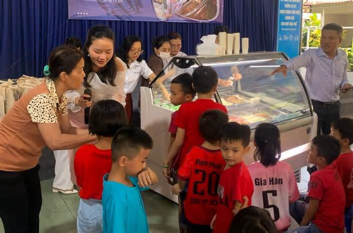 Phan Như Thảo thăm làng trẻ em SOS