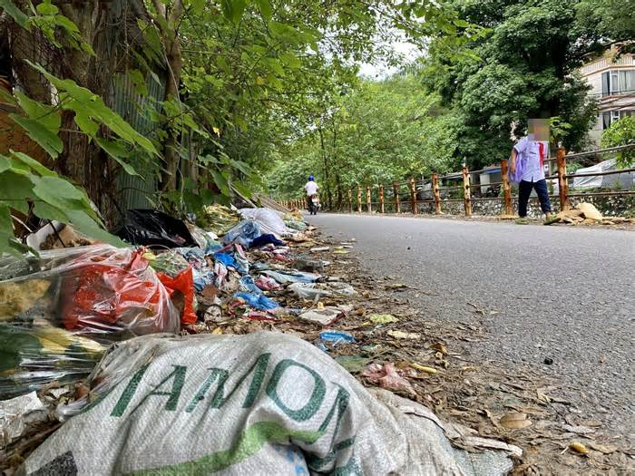 Người dân sống khổ sở cạnh con kênh ô nhiễm ở Hoàng Mai