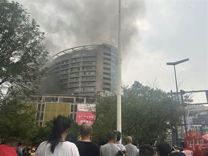 Cháy trung tâm thương mại 14 tầng ở Trung Quốc, ít nhất 6 người chết