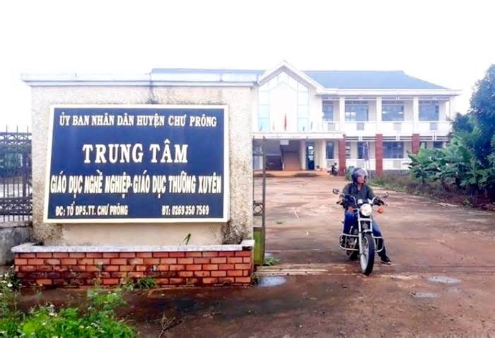 Giám đốc trung tâm giáo dục thường xuyên bị khởi tố sau khi có đơn tố cáo