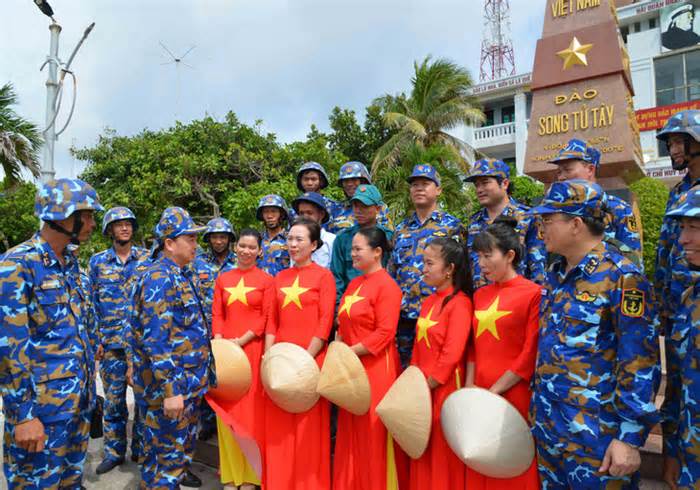 Tư lệnh Hải quân kiểm tra công tác huấn luyện sẵn sàng chiến đấu tại Trường Sa