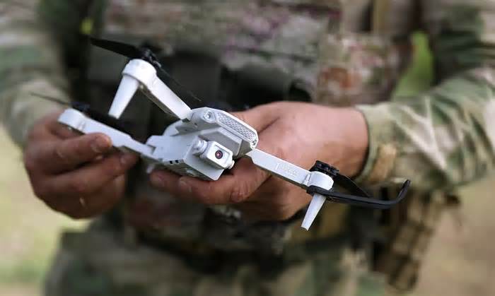 Khoảnh khắc UAV Ukraine thả đầu nổ hạ drone Nga