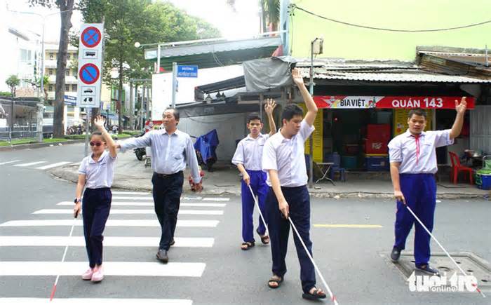 Người 'định hướng di chuyển' cho học trò khiếm thị