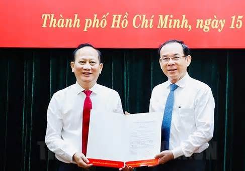 Bí thư Thành ủy TPHCM Nguyễn Văn Nên trao quyết định cán bộ