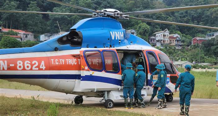 Trực thăng quân đội mang nhu yếu phẩm đến người dân vùng lũ