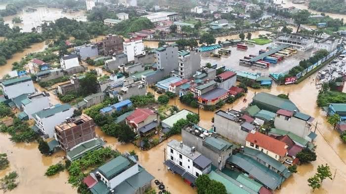 Công an, bộ đội dầm mình trong mưa lũ giúp dân chạy lụt