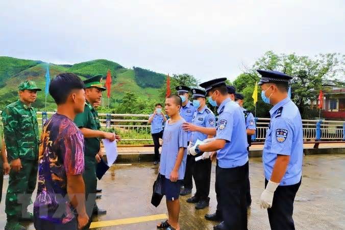 Tiếp nhận công dân tỉnh Quảng Ninh do Trung Quốc trao trả