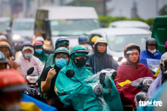 TP.HCM bất ngờ mưa lớn và kéo dài, người dân vất vả giờ tan làm mưa và kẹt xe