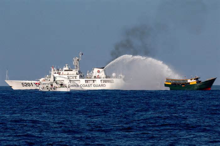 Trung Quốc tố thuyền viên Philippines chĩa súng vào tàu hải cảnh gần bãi Cỏ Mây