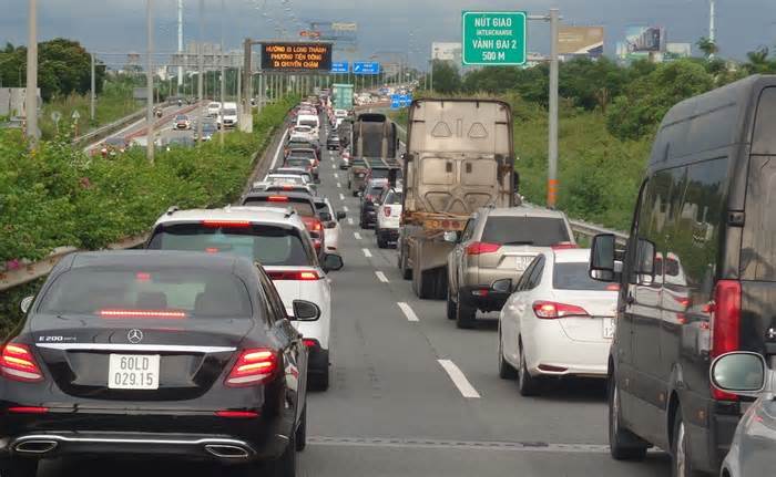 Cao tốc TP HCM - Long Thành ùn tắc hơn 5 km sau tai nạn