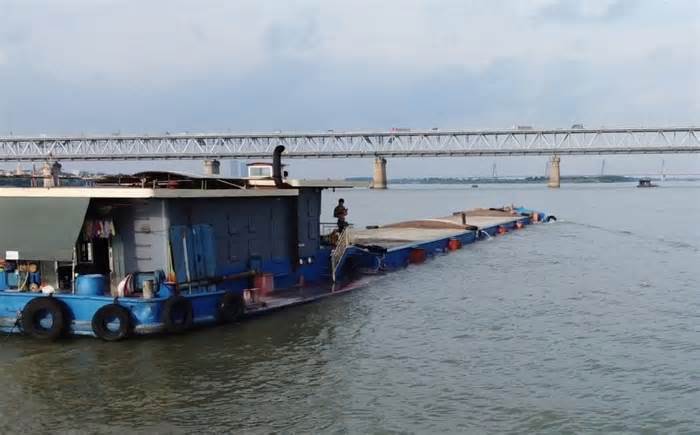 Hà Nội yêu cầu kiểm tra các bến đò ngang, tàu thuyền chở khách qua sông