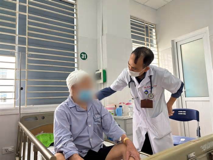 Bị loét rộng vùng đầu vì đắp lá chữa zona thần kinh