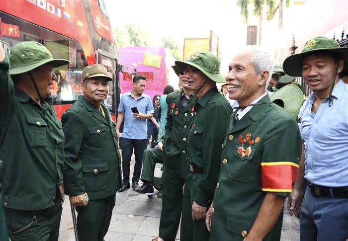 Trào cảm xúc hình ảnh những thương binh nặng viếng Lăng Chủ tịch Hồ Chí Minh trong tiết thu Hà Nội