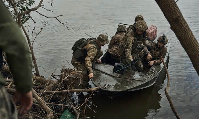 Sĩ quan Nga đầu hàng 'giúp đặc nhiệm Ukraine vượt sông'