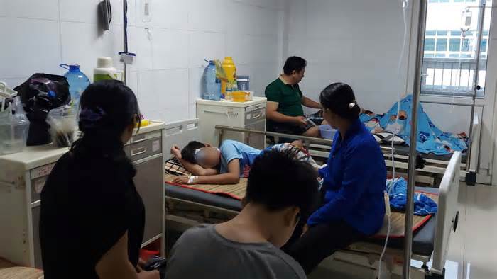 Cơm căn tin trường nghi gây ngộ độc cho 23 học sinh