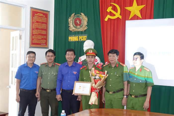 Trao và truy tặng huy hiệu Tuổi trẻ dũng cảm hai thanh niên ở Bình Thuận