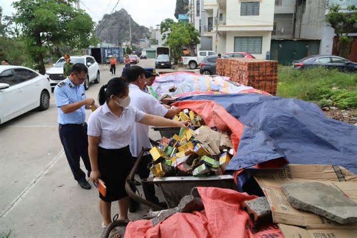 Phát hiện hàng nghìn hộp siro, yến sào, đông trùng hạ thảo... vứt ngoài bãi rác