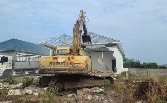 Thêm 5 hộ dân tự nguyện tháo dỡ biệt thự xây dựng trái phép ở Phú Quốc