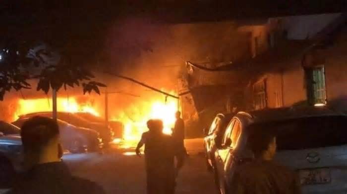 Hà Nội: Cháy lớn tại bãi ô tô gần chung cư mini Khương Đình