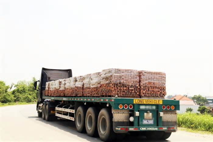 Hưng Yên: Nguy hiểm rình rập từ container chở gạch trên đường tỉnh 378